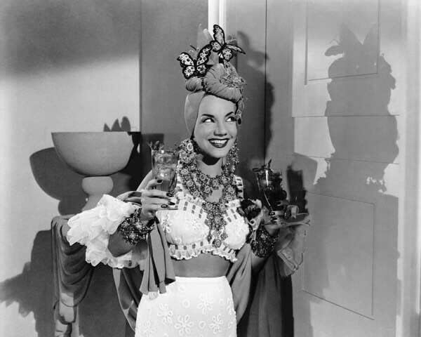 Carmen Miranda a klasszikus fejfedőt tartja az italokat, csupasz, kopasz ember feje 5x7 hüvelyk fotó